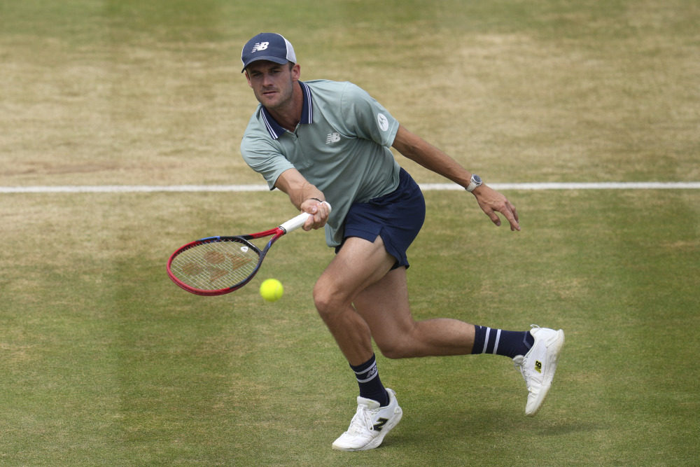 在防守端与 在防守端与